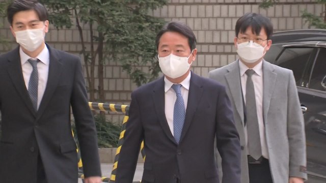 '인보사 의혹' 이웅열 前 코오롱 회장, 첫 재판에서 혐의 전면 부인 / YTN