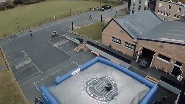 La vidéo promo de cette école de cascadeur va vous en mettre plein la vue