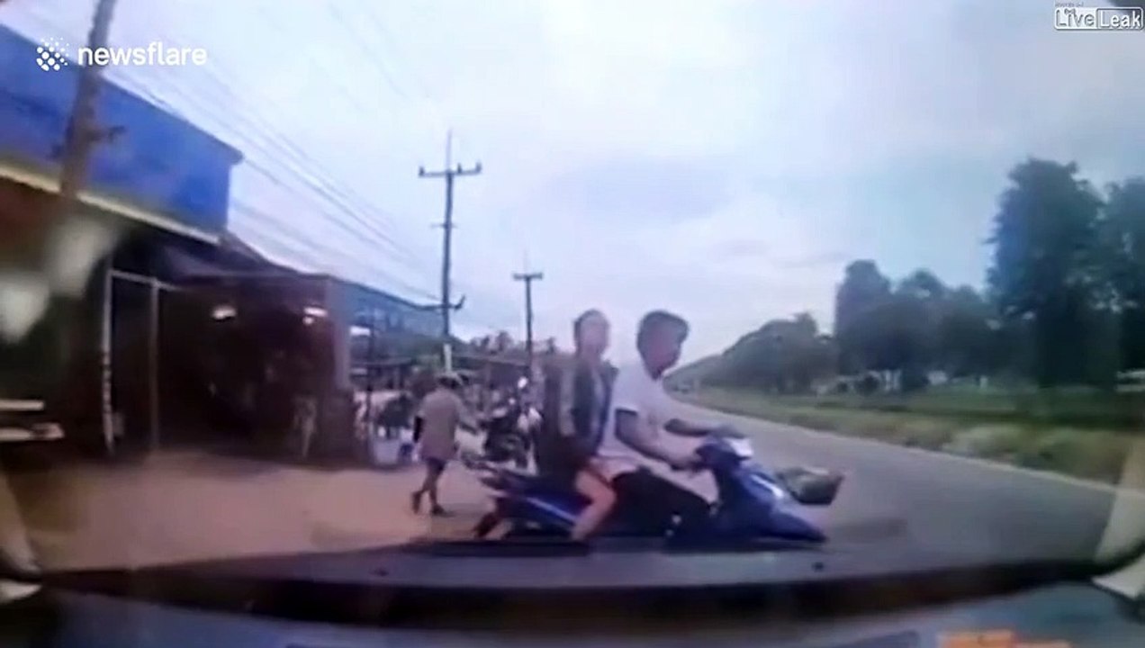 Cet homme en scooter et sa passagère vont avoir beaucoup de chance