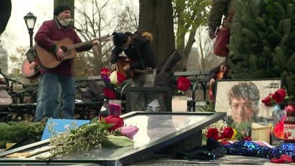 محبّو جون لينون يحيون ذكراه على مقربة من موقع اغتياله