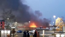 Le magasin Jour de fête, en flammes dans la zone commerciale de Cormontreuil près de Reims