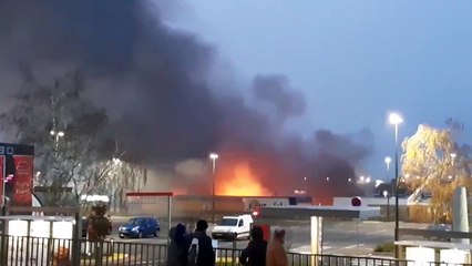 Le magasin Jour de fête, en flammes dans la zone commerciale de Cormontreuil près de Reims