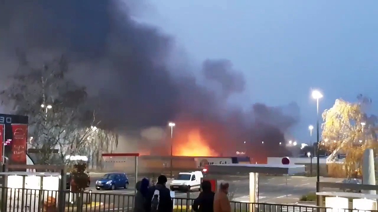 Le magasin Jour de fête, en flammes dans la zone commerciale de Cormontreuil près de Reims