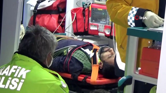 Düzce’de talaş yüklü kamyon devrildi sürücüsü yaralındı