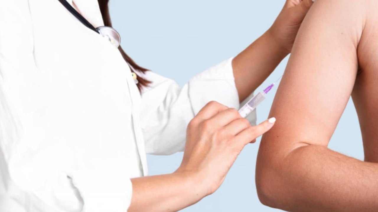 Reino Unido pide a personas alérgicas no vacunarse contra covid