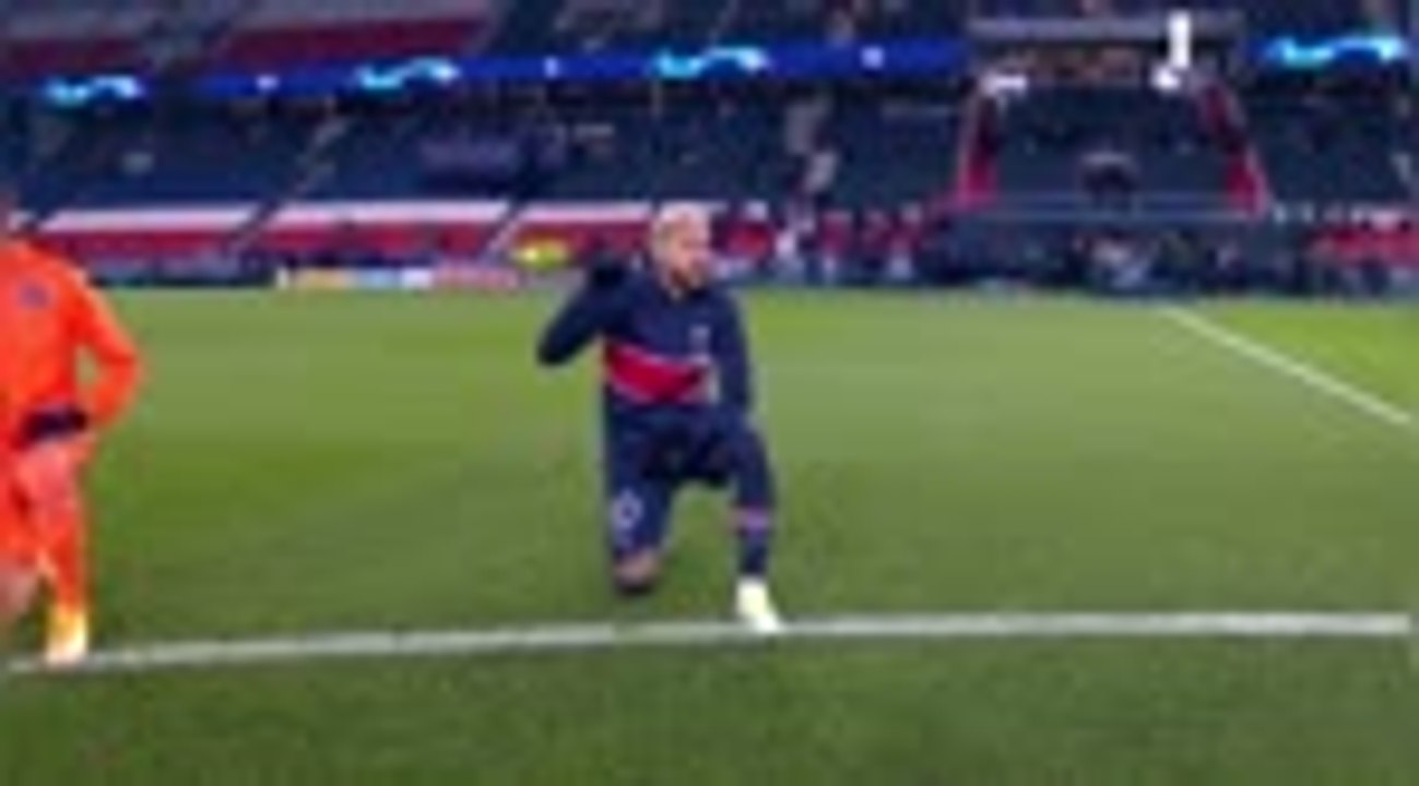 Racisme - PSG/Basaksehir : Les 22 joueurs et les arbitres un genou à terre pour lutter contre le racisme