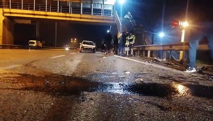 Takla atan otomobilin lüks otomobil taşıyan tıra arkadan çarptı