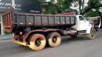 Caminhão quebrado na Rua Paraná gera reclamações e preocupação com novos acidentes