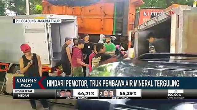 Hindari Pemotor, Truk Angkut Air Mineral Terguling