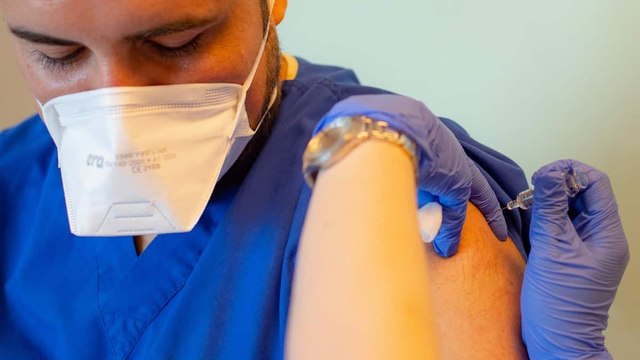 Vacunación contra el covid-19 será voluntaria, gratuita y en el primer trimestre de 2021: Iván Duque