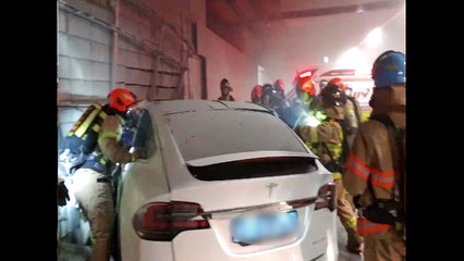 대리기사가 몰던 테슬라 벽 들이받아...차주 숨지고 기사 다쳐 / YTN