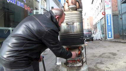 Erzurum'da ayaküstü çay...Sokağa kurduğu dev semaverle müşterilere paket çay servisi yapıyor