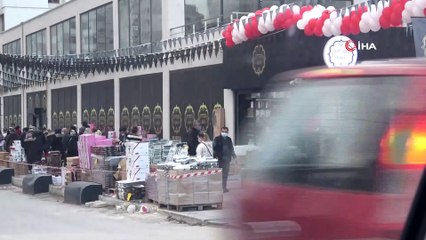 Sosyal mesafesiz indirim kuyruğu...İndirim korona virüsü unutturdu