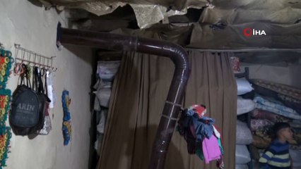 Harabeye dönen tek odalı evde yaşam mücadelesi veriyorlar