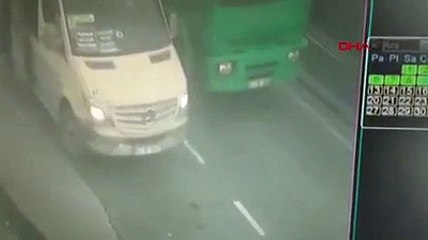 Esenyurt'ta minibüste korku dolu anlar; minibüsçü aynasını kıran kamyoncuyu kovaladı