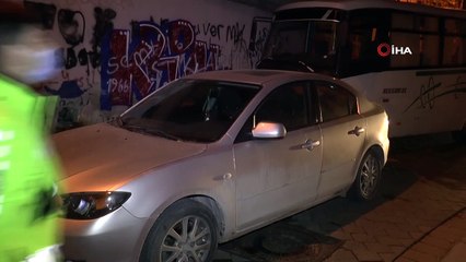 Freni boşalan minibüs önce otomobile, sonra da duvara çarptı