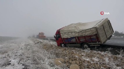 Yoğun sis kazaya neden oldu...9 aracın karıştığı 4 ayrı kazaya meydana geldi