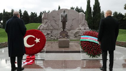 下载视频: Cumhurbaşkanı Erdoğan, Haydar Aliyev’in kabrini ziyaret etti