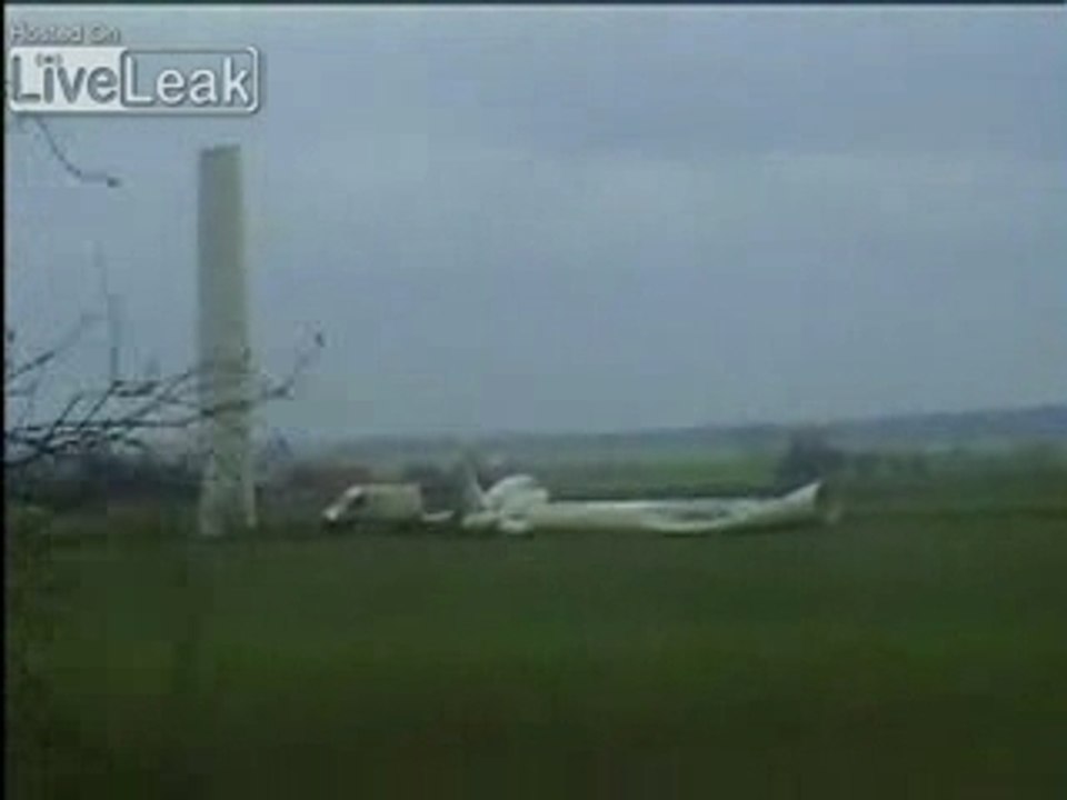 Insolite - Une éolienne explose