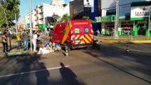 Motociclista fica ferida ao ser atingida por carro no centro de Cascavel