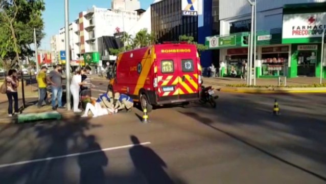 Motociclista fica ferida ao ser atingida por carro no centro de Cascavel