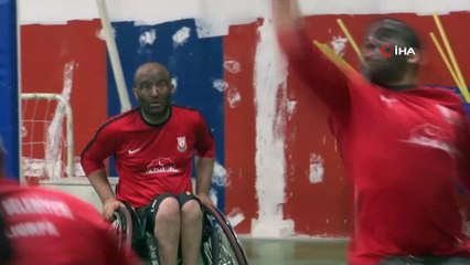 Irkçılığa karşı yüzlerini boyayarak sahaya çıktılar