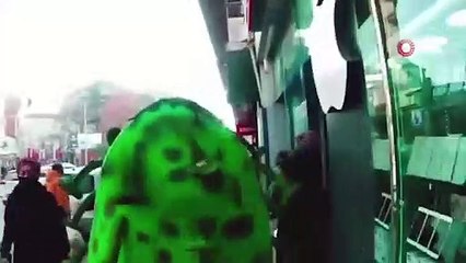 'Koronavirüs kostümü' giydi, kurallara uymayanların uyardı