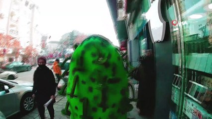 Korona virüs kılığına girdi, kurallara uymayanların arasına böyle daldı