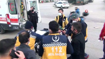 Yolun karşısına geçen yaşlı adama araba çarptı