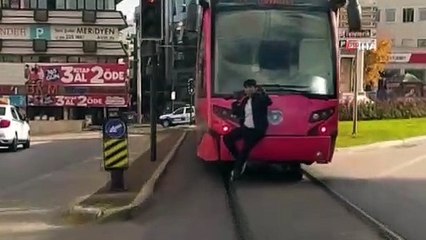 Bursa'da tramvay arkasında tehlikeli yolculuk