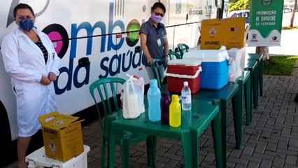 Comboio da Saúde imuniza jovens e adultos contra o sarampo em frente à Prefeitura