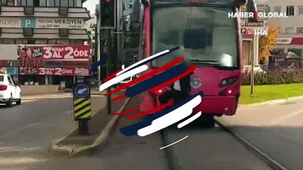 Tramvay arkasında tehlikeli yolculuk kamerada