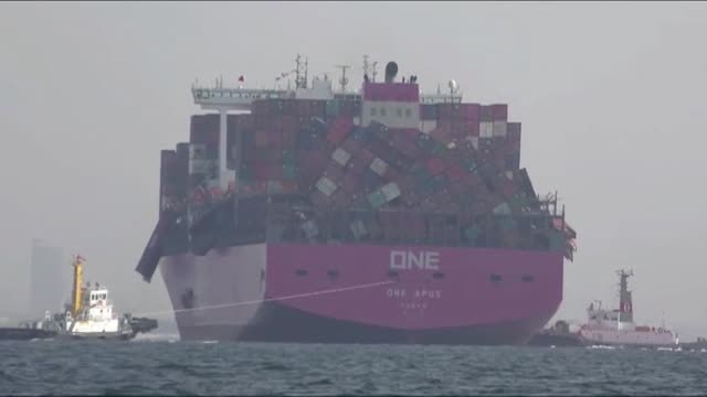Un carguero japonés pierde 2 mil contendores en alta mar por una tormenta
