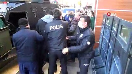 3 yaşındaki kızı kaçırmaya çalıştılar, mahallelinin linç girişiminden kiliseye kaçarak kurtuldular