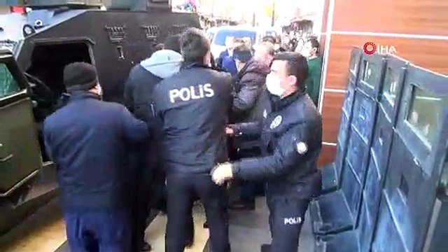 3 yaşındaki kızı kaçırmaya çalıştılar, mahallelinin linç girişiminden kiliseye kaçarak kurtuldular
