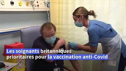 Royaume-Uni: des travailleurs de la santé se font vacciner contre le Covid-19