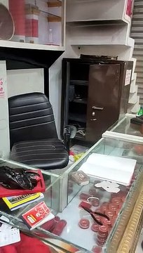 घने कोहरे का फायदा उठा कर चोरो ने ज्वैलर्स की दुकान से सोने चांदी के जेवरात सहित नगदी किए पार