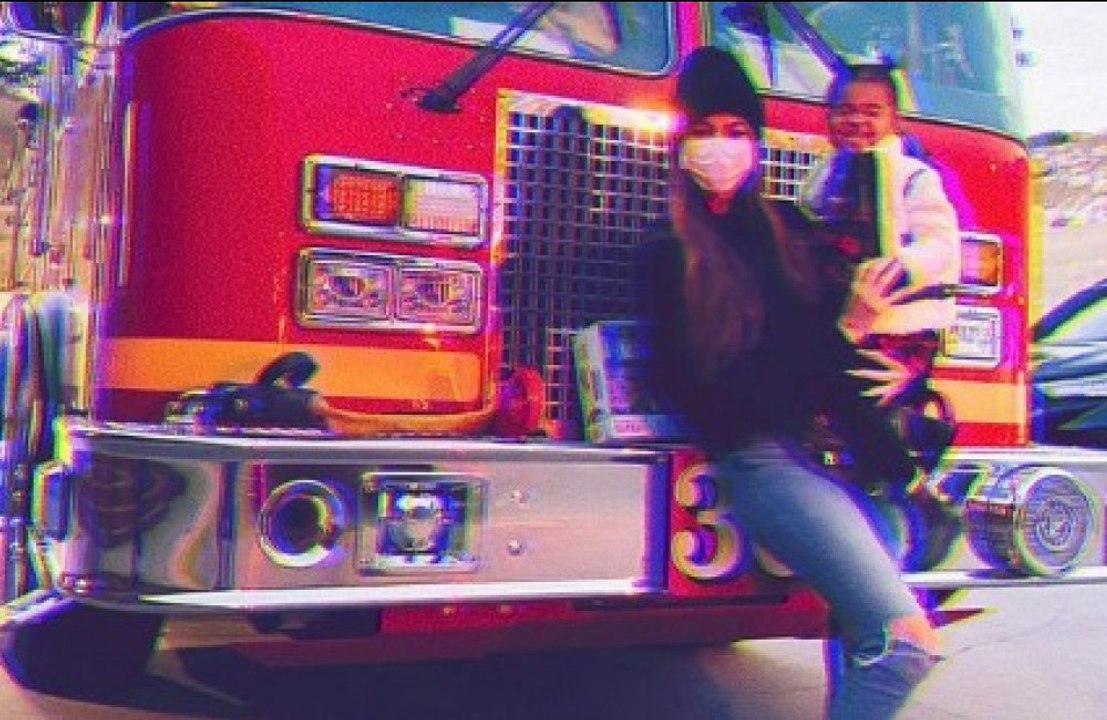 Khloe Kardashian und Tochter True spenden Spielzeug an örtliche Feuerwache