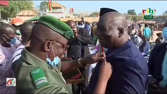 RTB / Décoration d’une centaine de personnes issues de différentes couches de la société à la place de la nation de Banfoura pour service rendu