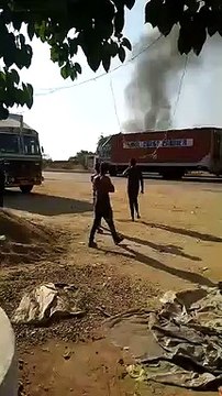 मारुति रिपेयरिंग सेंटर में अचानक मारुति वैन में लगी आग