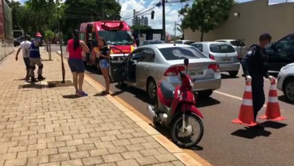 Homem fica ferido em acidente entre carro e moto na Rua Antonina