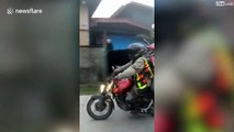 Ce motard transporte la moto en panne de son pote...