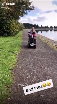 Papy laisse sa petite-fille conduire son mobility scooter et va le regretter