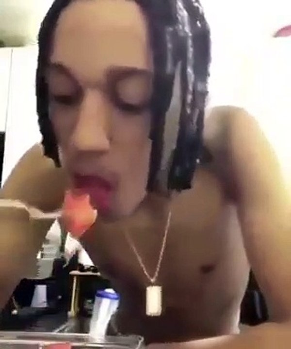 Yo, probando cualquier comida que hace mi jefecita preciosa