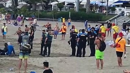 Una patera llega por sus propios medios a la playa de Las Vistas