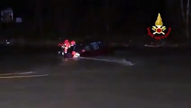 Malo (VI) - Tenta di attraversare con auto il torrente Leogra trascinato dalla corrente (10.12.20)