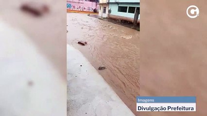 Ruas alagadas em Vila Independência, em Cariacica