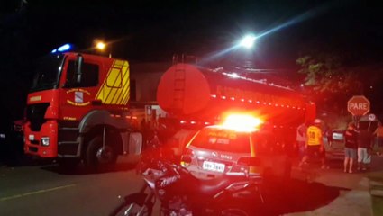 Madeireira fica destruída após incêndio no Bairro Canadá