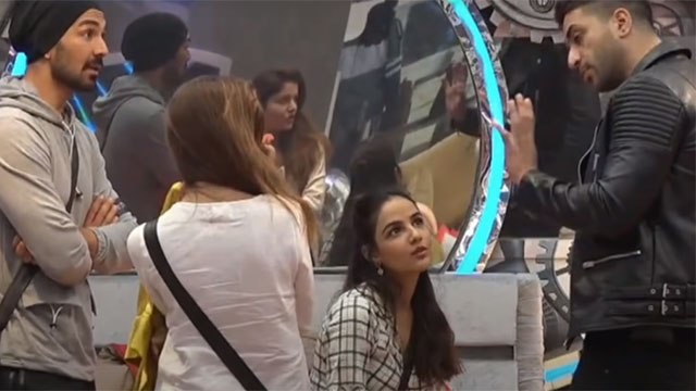 Bigg Boss 14: Aly Goni के आते ही Jasmin Bhasin और Rubina Dilaik | FilmiBeat
