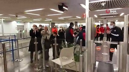 İsrail'den Türkiye'ye dönen Sivasspor kafilesinden havalimanında alkışlı protesto